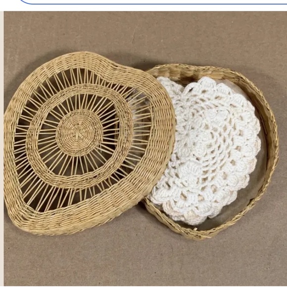 Vintage Wicker Coaster Holder and lid + 6 handmade crocheted coasters - Picture 2 of 5